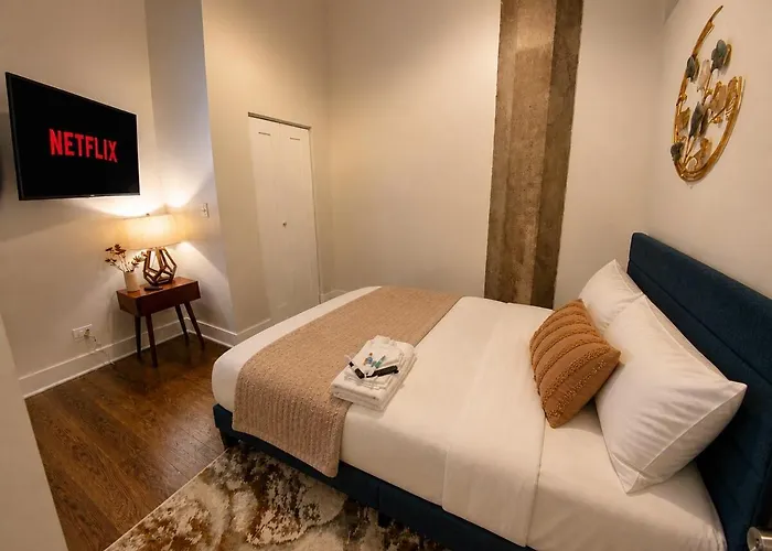 Spacious 2br Vacation With View, Optional Parking And Gym Near Mccormick Place & Downtown Attractions *