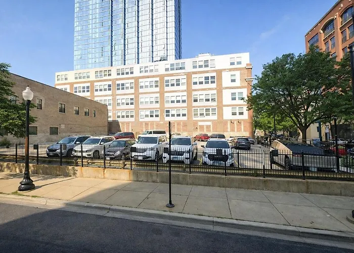 Spacious 2br Vacation With View, Optional Parking And Gym Near Mccormick Place & Downtown Attractions