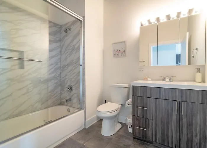Spacious 2br Vacation With View, Optional Parking And Gym Near Mccormick Place & Downtown Attractions * Chicago